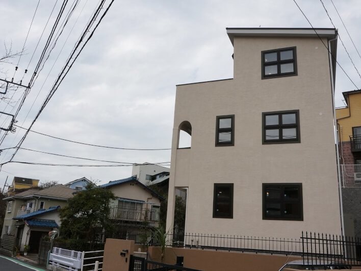 【建物外観①】建物周辺の開放感がすごい