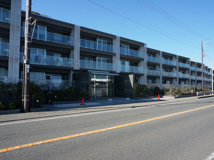 【マンション外観】海沿いにどんとたたずむ