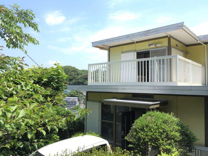 山頂付近なので、空が広いです。屋根のラインがキリッとした顔立ち