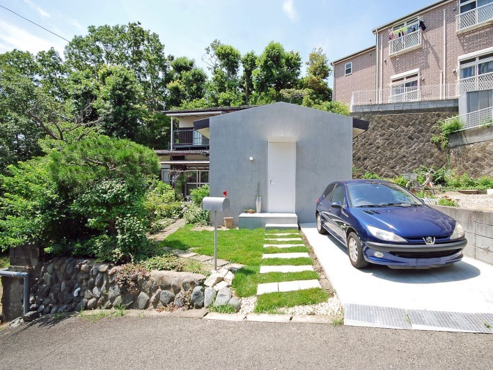 【建物外観】リノベーションでかわいらしくなった外観