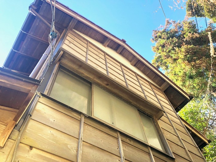 下見板張りの外壁。長い板材を横に用いて、板の下端がその下の板の上端に少し重なるように張られています。