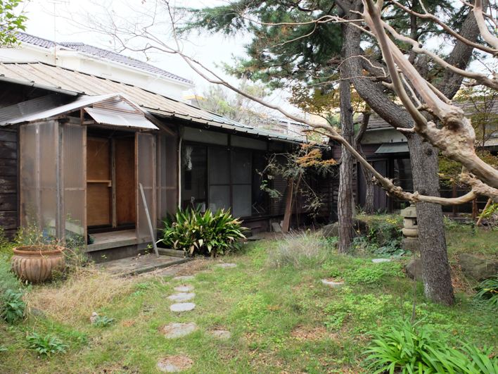 縁側のある平屋。その前には大きな庭が。憧れるライフスタイルです。