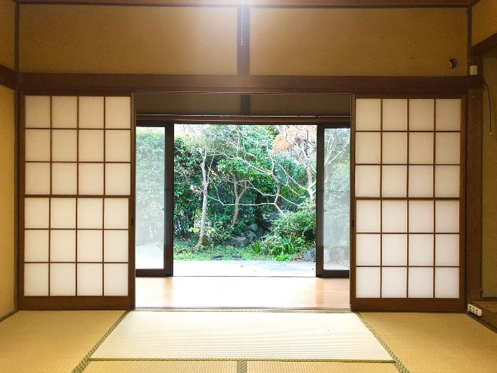 この借景を楽しむためのインテリアを揃えたい。