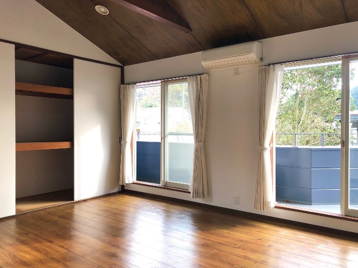 2階の広い方の洋室。こんな部屋でゆっくり過ごしたいものです。