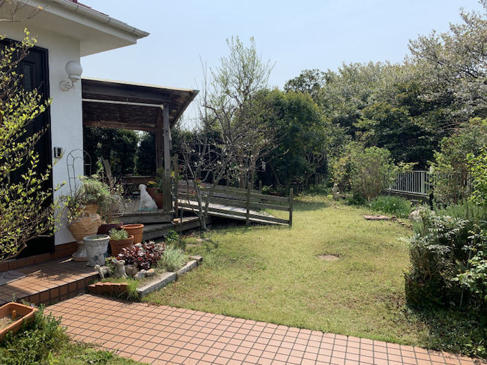 広々とした庭はBBQだって気兼ねなくできます！それこそ5家族くらいだって問題なし！