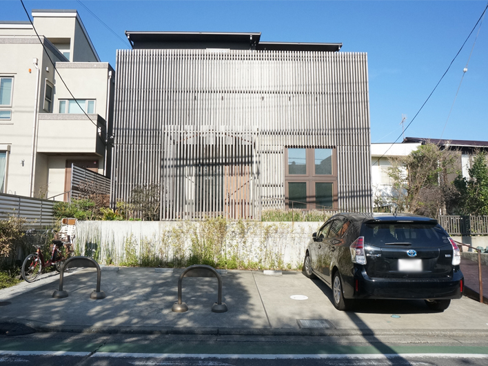 木の柵に覆われた印象的な外観