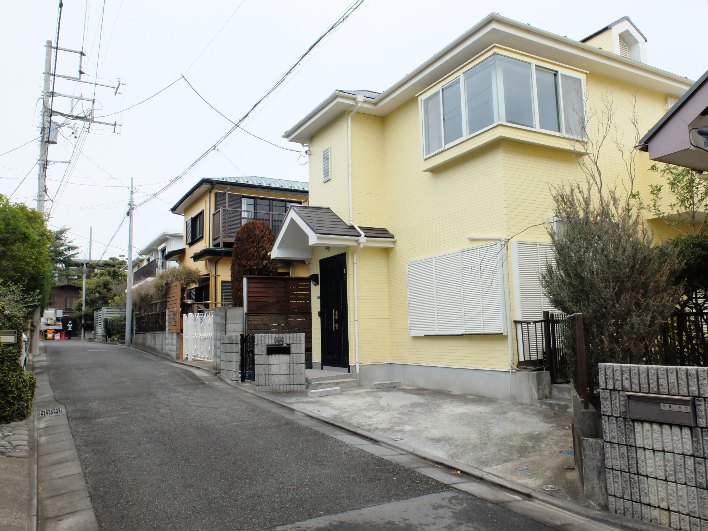 一歩入った静かな通り沿いに建ちます。2階のコーナー窓が印象的です。