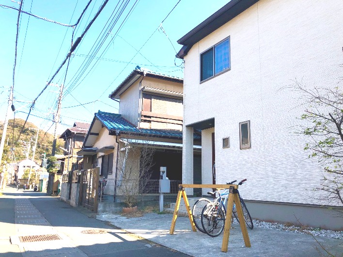 道幅は狭いと感じるかもしれないですが、駐車場は割と広いのでご安心を。プラス自転車も置けます。