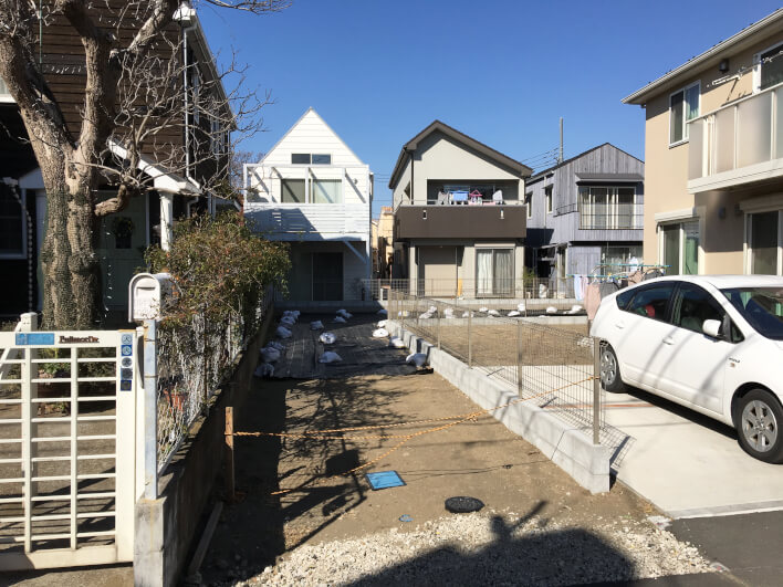 ひょっこり旗竿地になっています。