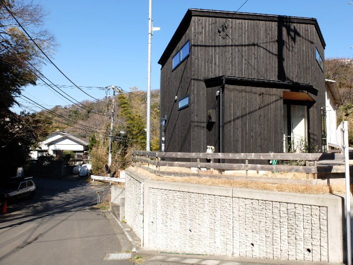 渓谷に佇む焼き杉が印象的なタイニーハウス。
