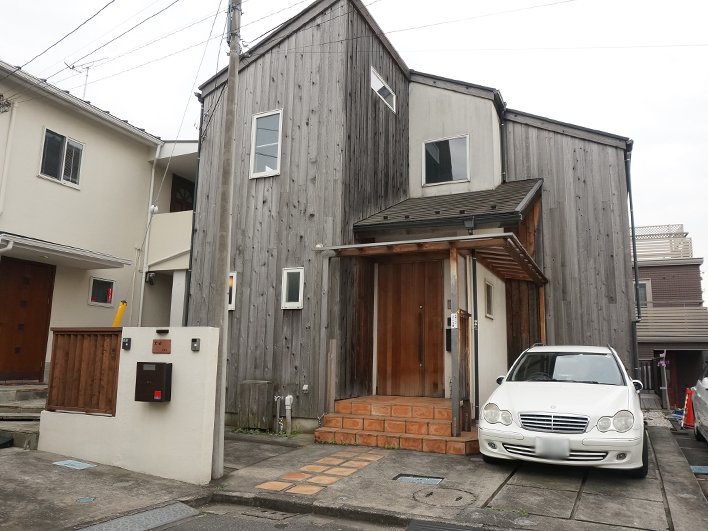 経年美化したレッドシダ―と白サッシがキュート