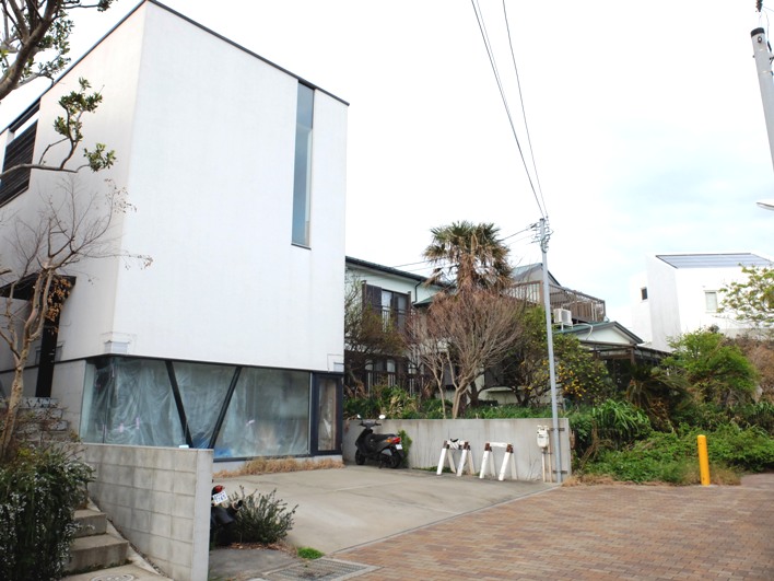 無機質な住宅地とは違うロケーション。旧家の跡地に建てられた、シンプルな箱型のデザイン。