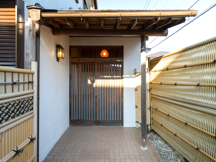 玄関を見ただけで期待が高まる。場当たり的ではない仕事。