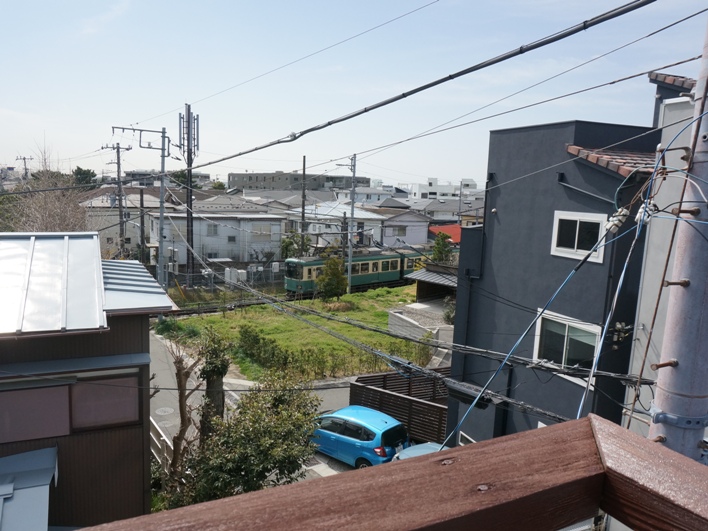 ルーフバルコニ―からの眺め。江ノ電キターーー！！！海もすこーし遠望。花火はこの夏のお楽しみ。