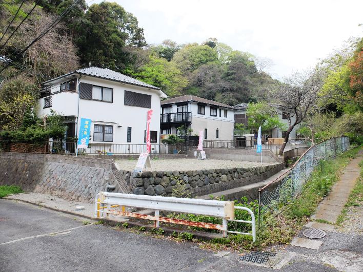 東側に小川のせせらぎがある土地です。