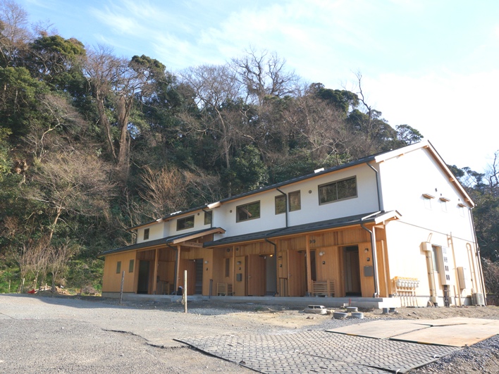 古い建具と新しい材を組み合わせることで生まれる空間は最高にグッとくる。（101号室）