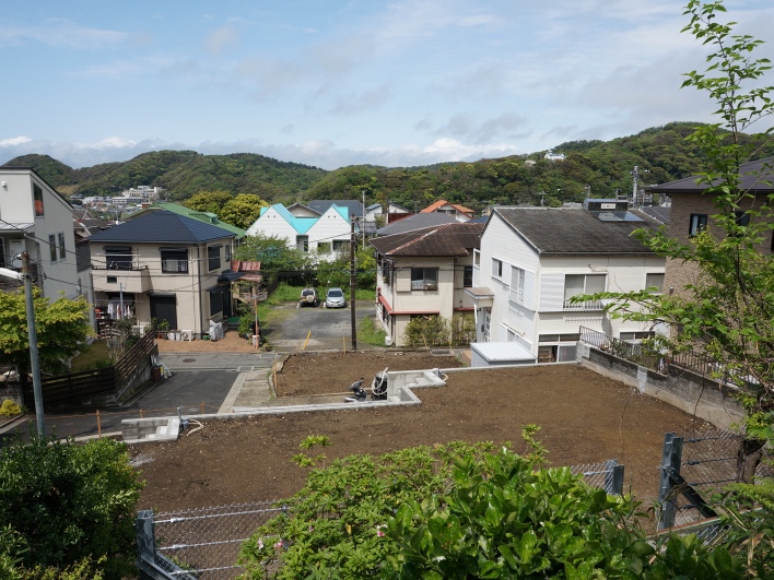 手前の土地が本物件。左がNo.1区画、右がNo.2区画。ね！眺望よいでしょ？