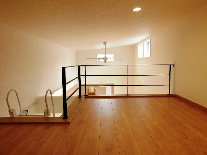 端正な顔立ち。2階リビングの天井高さを活用したロフトに、テスリの黒がアクセントに利いてます。