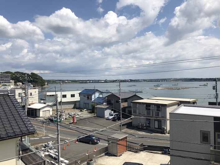 漁船が風景の一つになっている、のんびり系マリンビュー。