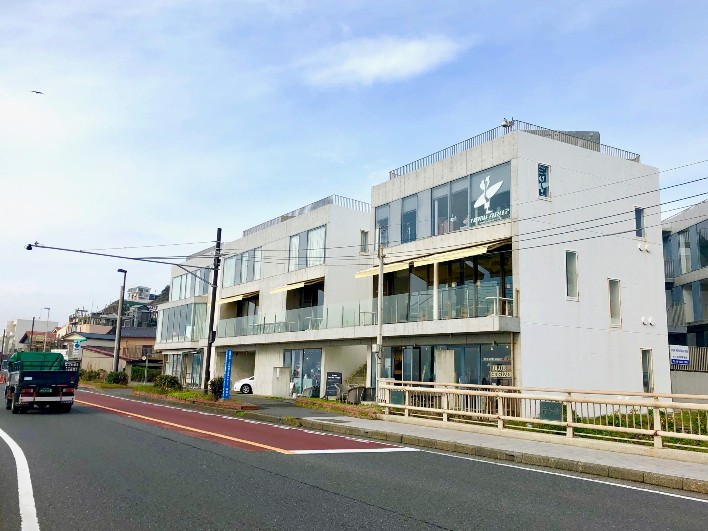 江ノ電「七里ヶ浜」駅から徒歩2分。134号線沿いに建つデザイナーズ物件。