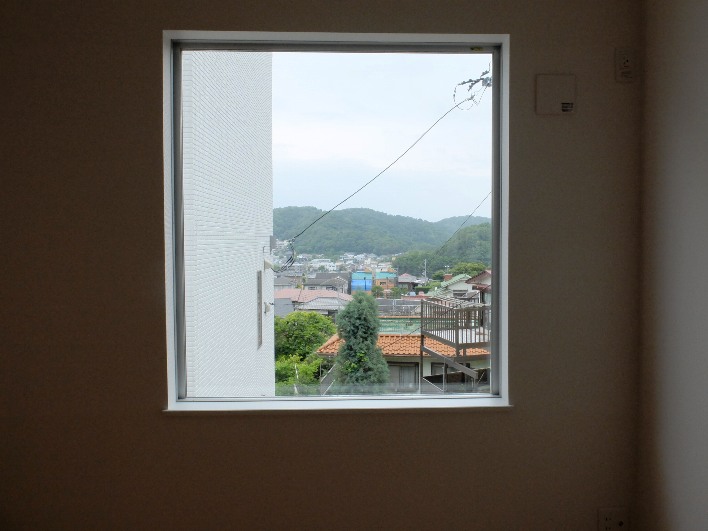 四角いフレームのむこうには葉山の遠景