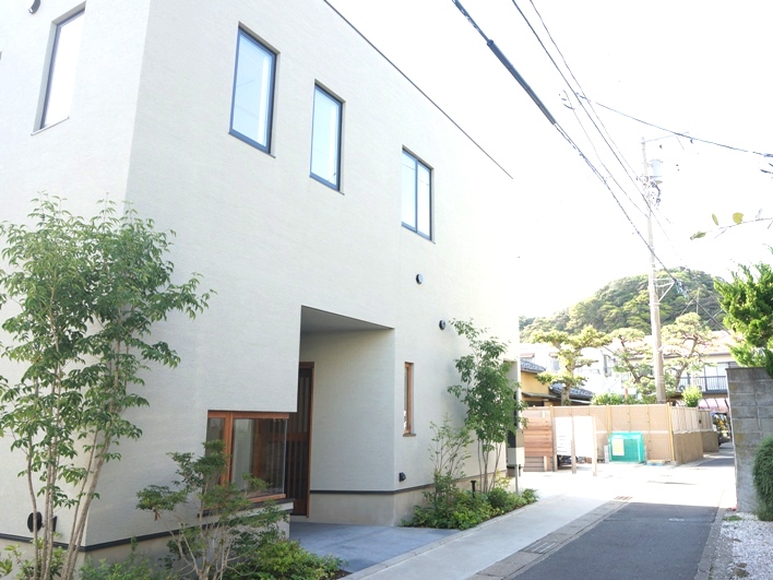 4月に完成したばかりの新築テラスハウス。