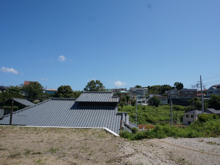 隣地の南側土地が下がっているので、ほら！この素晴らしい抜け感。日当たりもいいんです！