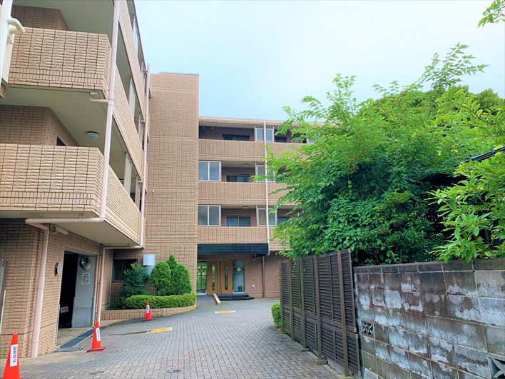商店街から一本入ったところにどっしりと。
