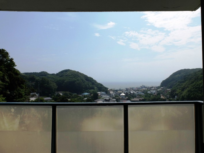 バルコニー越しに遠望する山と海。鎌倉リゾートというにふさわしい極楽寺の風景です。