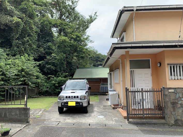 建物横にはゆったりスペース。庭と駐車スペースになっています。