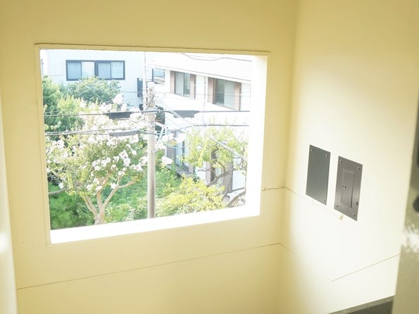 玄関を開けた時、目に入る景色が良いのです（共用階段の開口部より）