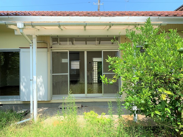 こちらが愛しの平屋です。手前のかぼすの木もいいでしょ？