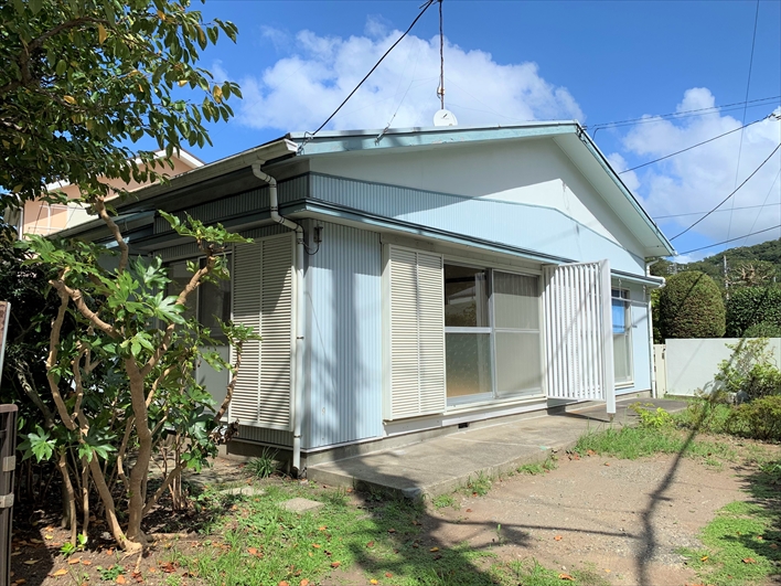 白と水色、青空に映える良い色合い！今回は左半分のお部屋「白い柵の手前側」が募集中。