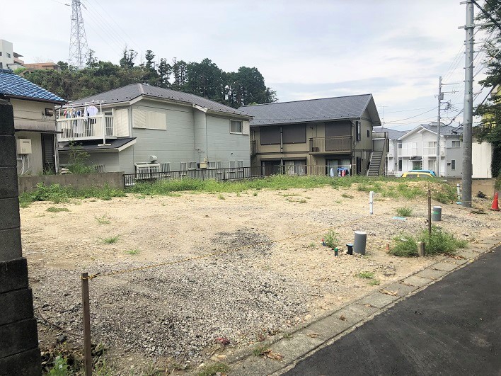 前面道路からもフラット。きれいな平坦地に全3区画。