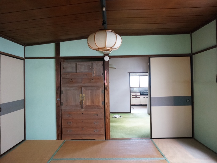 1階、真ん中の和室。天井の形も、箪笥がビシッと収まっている感じも、渋可愛くて、胸キュンです。