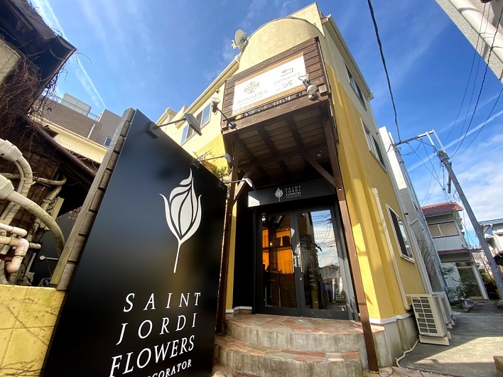 パッと気分も明るくなるイエローの外観。3階建ての店舗＋レジデンスです！