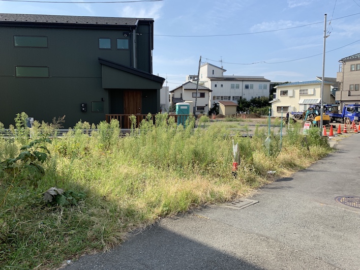 見事な狭小の土地。一般住宅では到底活かしきれそうにない。