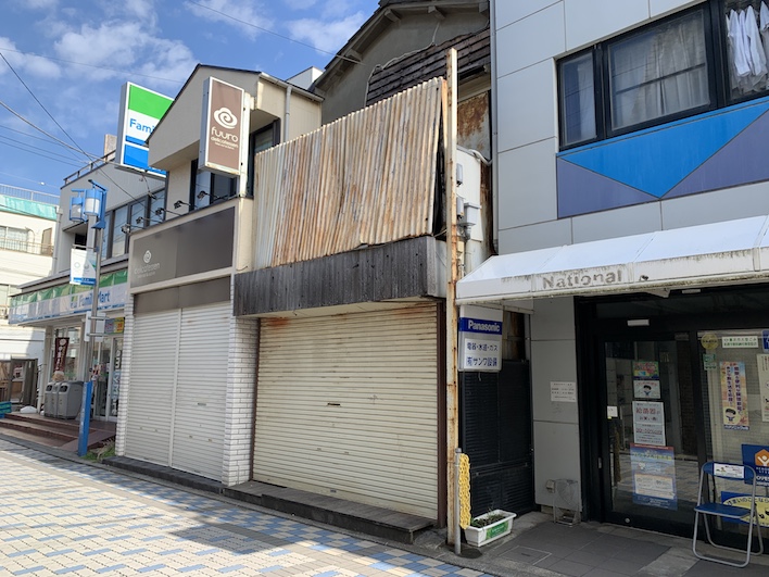 中央のシャッターが閉まっているのが物件です。