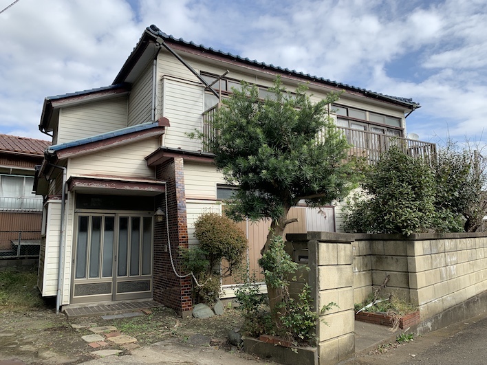 ほぼ真南に向いてます。山の多い鎌倉でこの日照は貴重。