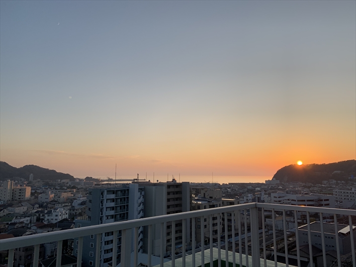 パノラマビューが堪能できる共用の屋上から！夕陽と海が綺麗～！