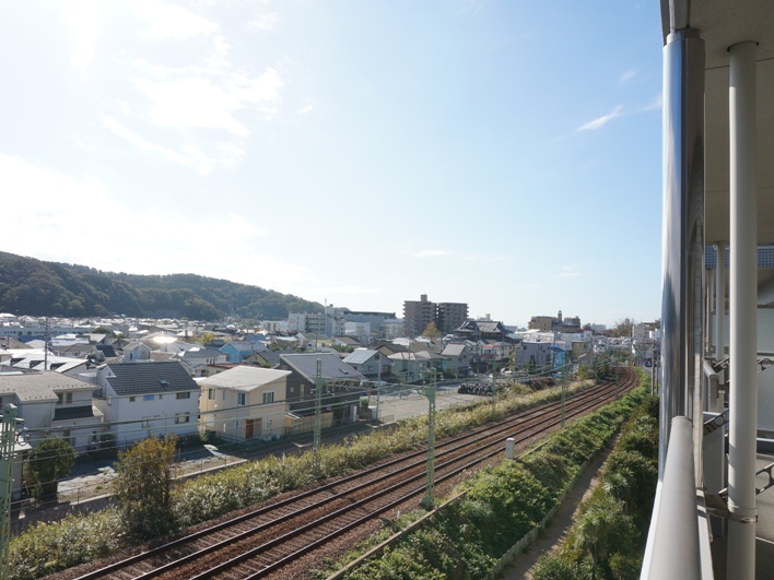 お部屋からは桜山の町並みと京急逗子線。