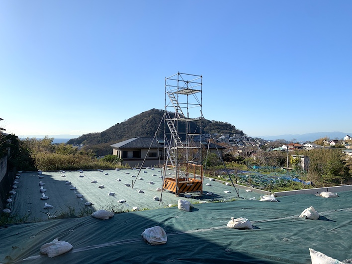 中央に大峰山とその両サイドに海が見えています
