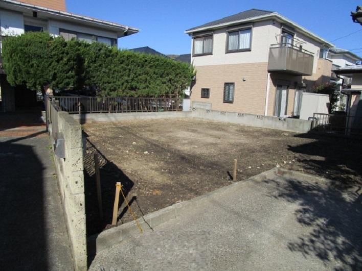 ご覧の通り、陽当りバッチリの土地（約40坪）です。