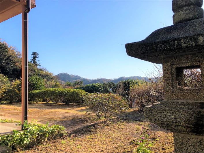 庭と山々の景色がつながっています。