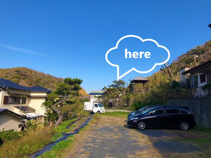 自然に囲まれた緑豊かな立地。本物件の南側は駐車場で視界が抜けています。