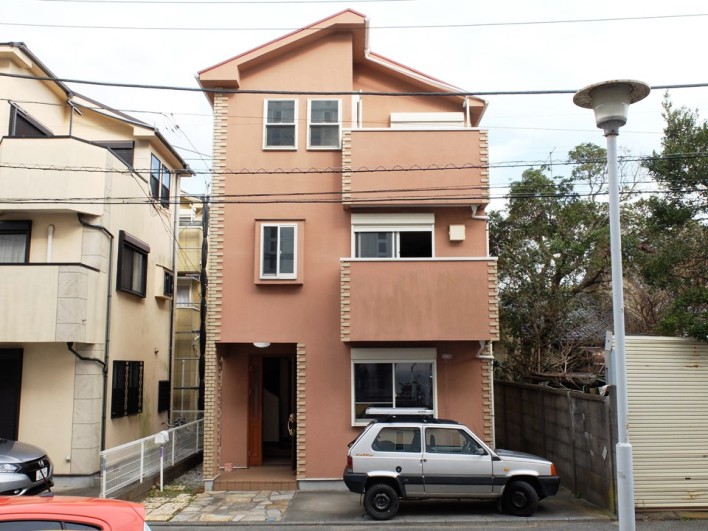 のっぽな三角屋根と落ち着いたベンガラ色のカラーリングが好印象なデザインです。