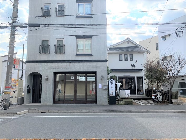 写真左手の建物1階が募集中！お隣はホステル/ゲストハウス「Hostel YUIGAHAMA」&山形そばの名店「ふくや」！