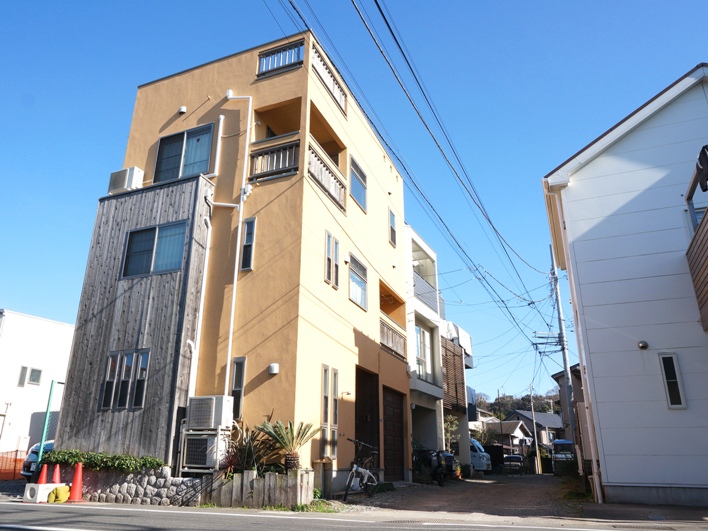 地域の個人商店が建ち並ぶ通り沿いで暮らせるので、コンビニ感覚で気軽に買い物楽しめます。