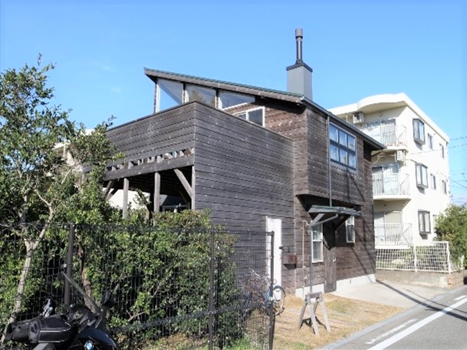 ここがパラダイスの拠点です。板張の外壁、いい色味でしょ