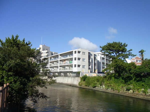 森戸川の向こうは森戸海岸です。